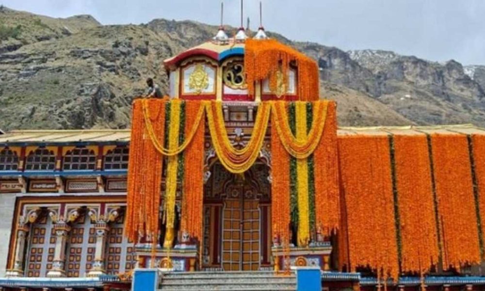 Maharaj gave best wishes on the opening of the doors of Lord Badri Vishal