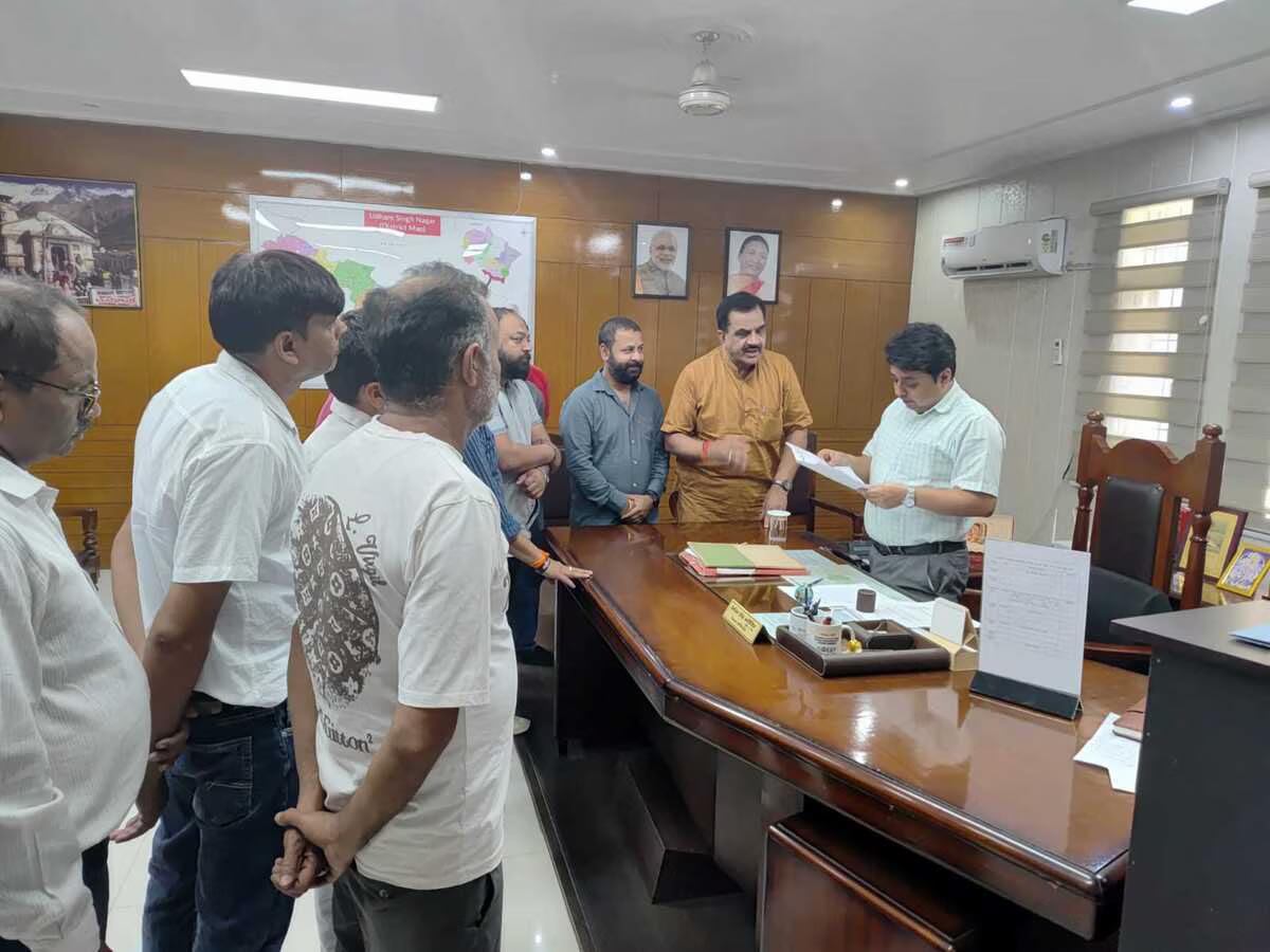 शराब की दुकान न खुलने के आश्वासन पर धरना समाप्त