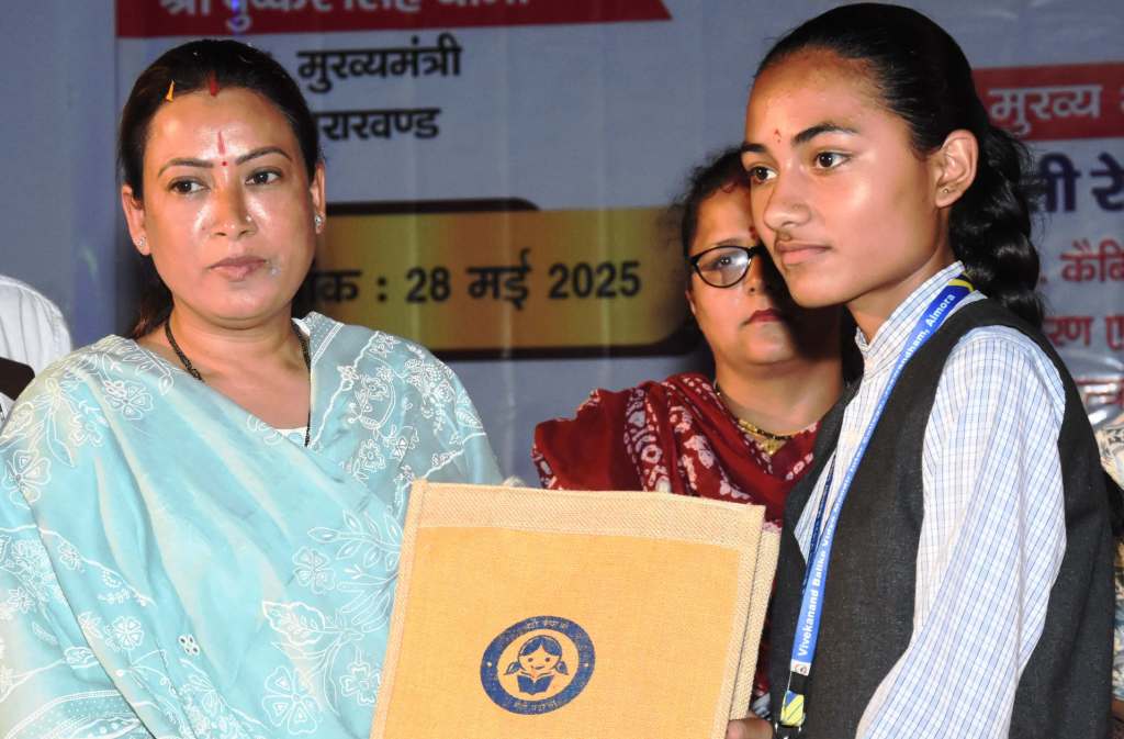 अल्मोड़ा में किशोरी और महिलाओं को स्वच्छता किट वितरित, मंत्री ने किया जागरूक