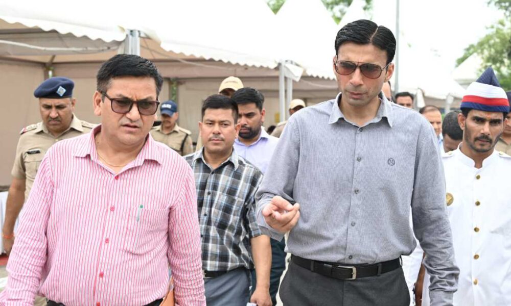 डीएम का ऋषिकेश में चारधाम यात्रा व्यवस्था का  निरीक्षण