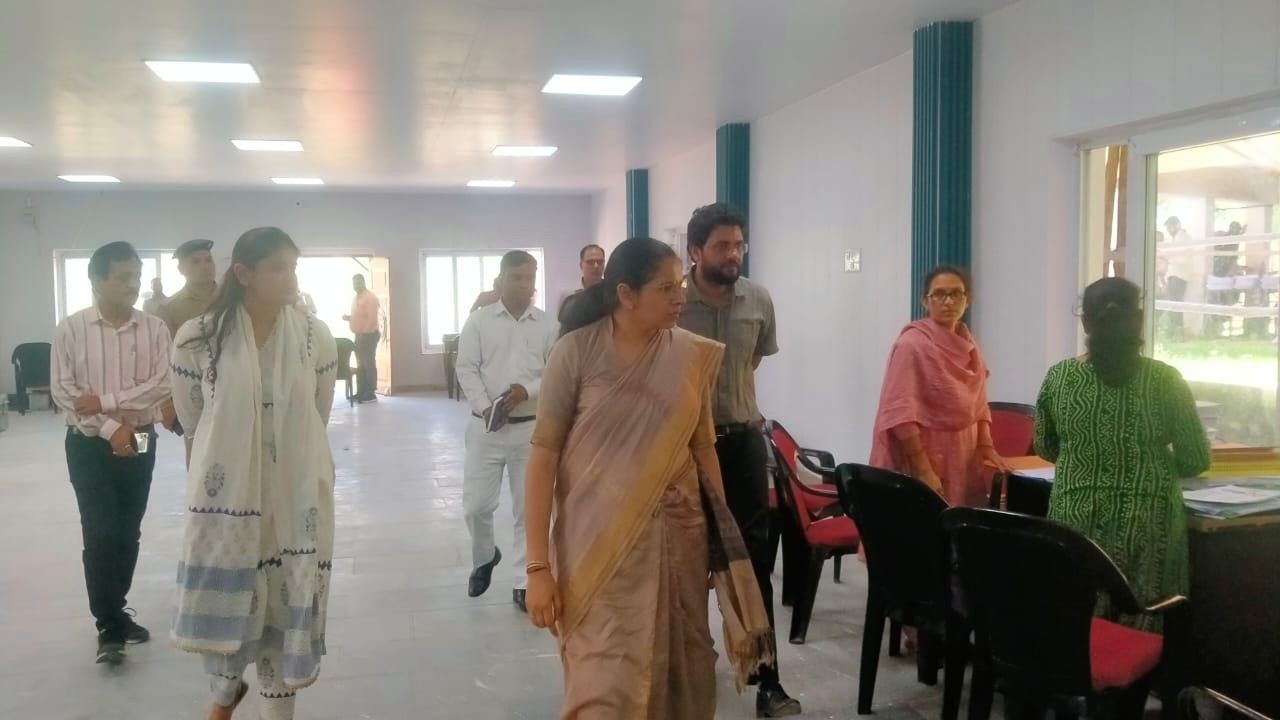 डीएम टिहरी ने किया चंबा स्थित नामांकन सेंटर का निरीक्षण