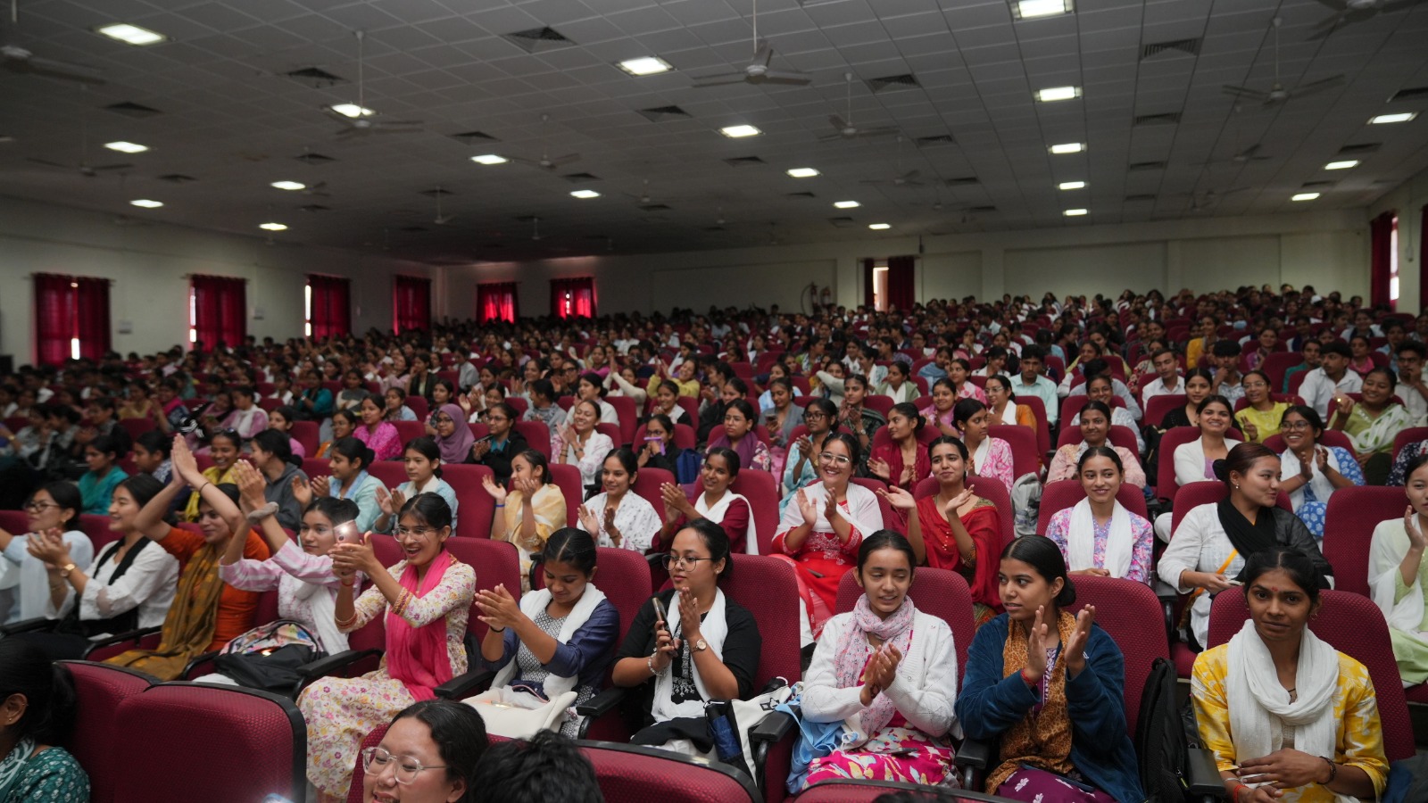 श्री गुरु राम राय विश्वविद्यालय कॉलेज ऑफ नर्सिंग में नव प्रवेशी विद्यार्थियों का जोरदार स्वागत